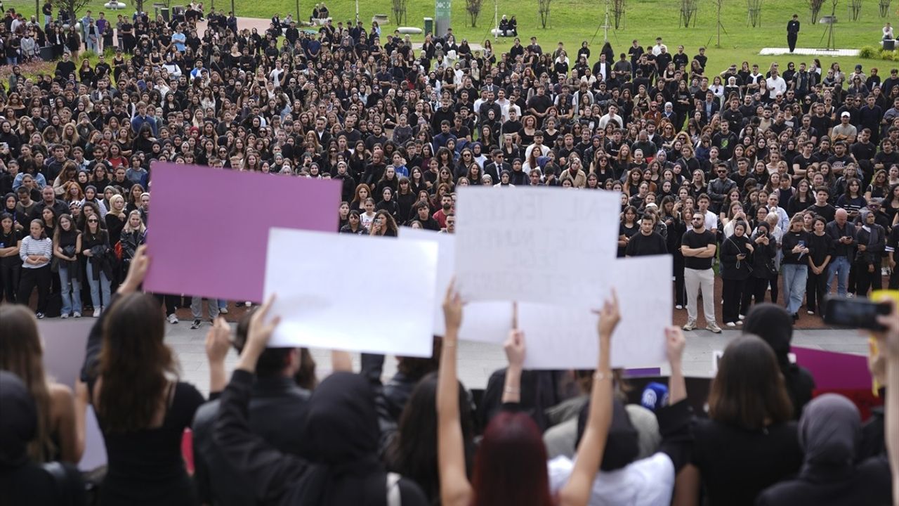 İstanbul Medipol Üniversitesi'nde Ayşenur Halil İçin Protesto