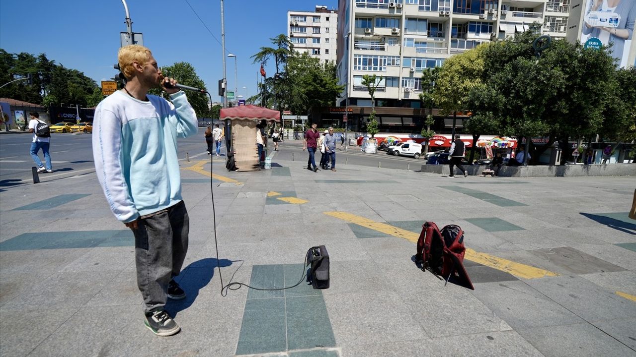 İstanbul Sokaklarında Yankılanan Sesler: Human Ghasemnataj Fokoloei'nin Hikayesi