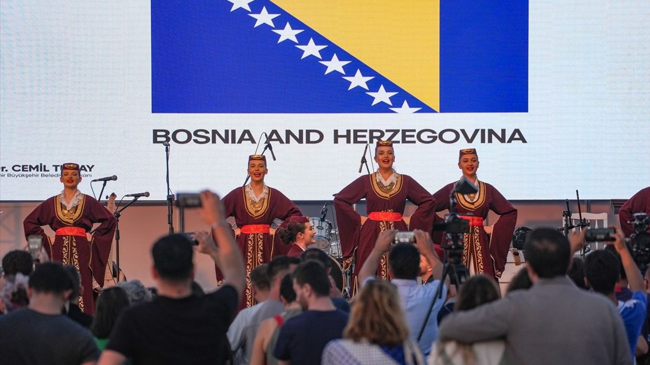 İzmir'de Uluslararası Balkanlılar Halk Dansları Festivali Başladı