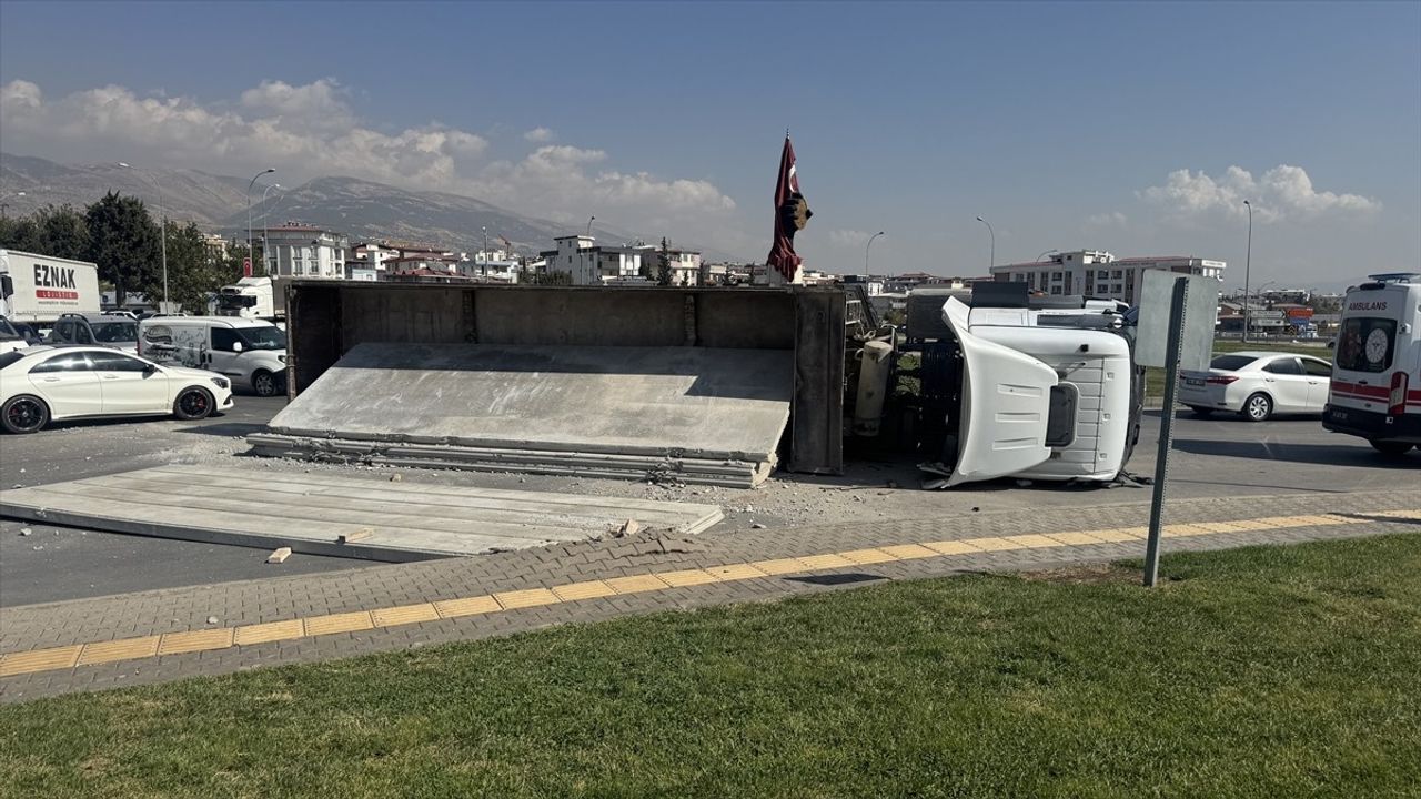 Kahramanmaraş'ta Beton Blok Yüklü Tır Devrildi