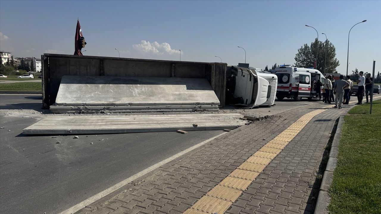 Kahramanmaraş'ta Beton Yüklü Tır Devrildi, Trafik Tamamen Durdu