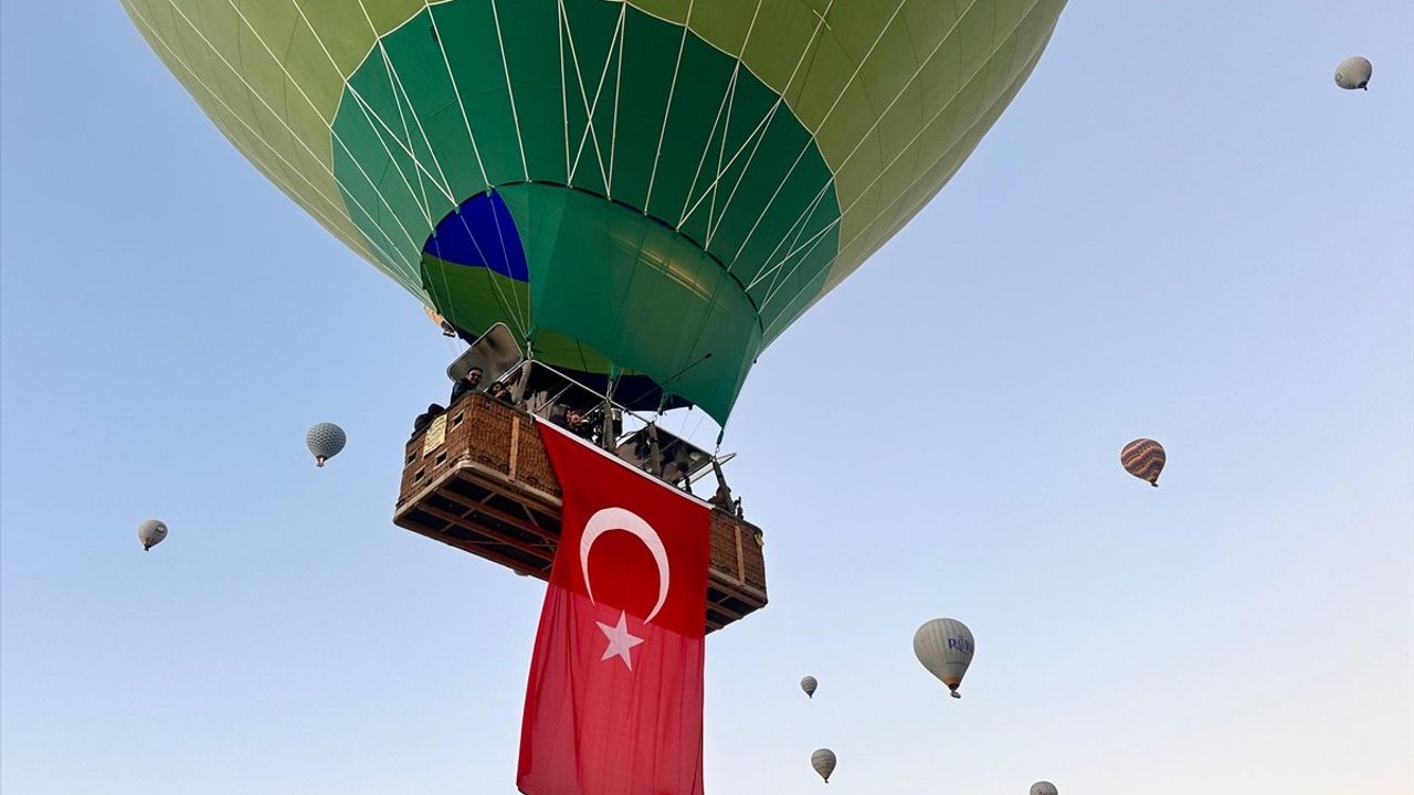 Kapadokya'nın Gökyüzünde Türk Bayrakları Dalgalanıyor