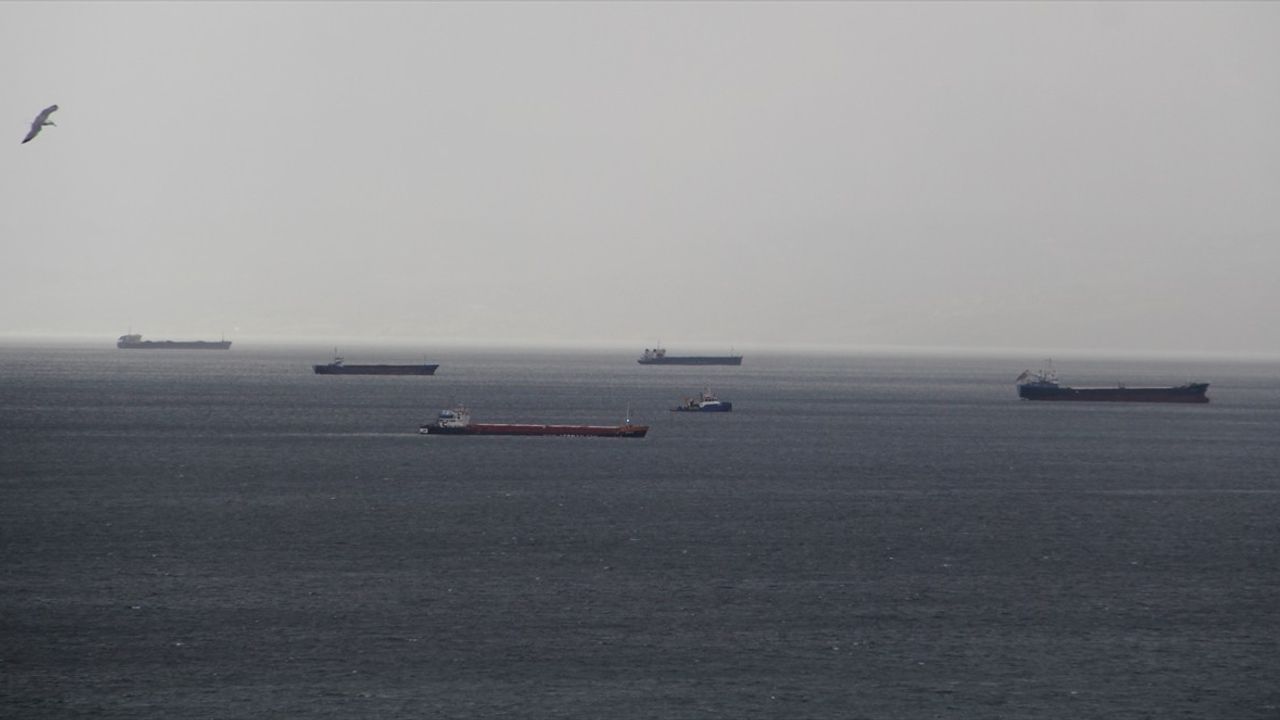 Karadeniz'de Olumsuz Hava Koşulları Gemileri Sinop Limanı'na Demirlemeye Zorladı