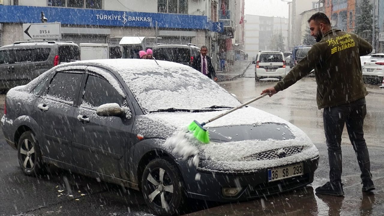 Kars'ta Kar Yağışı Besicilere Zor Anlar Yaşattı