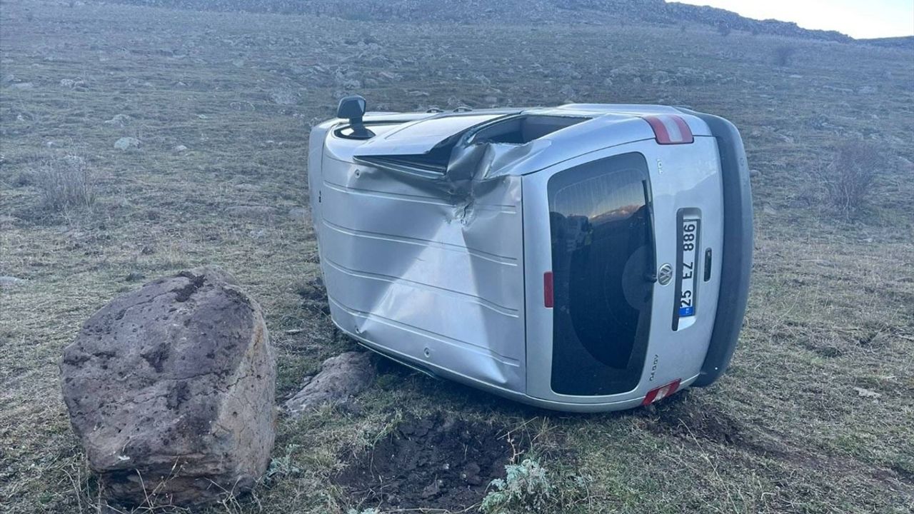 Kars'ta Şarampole Devrilme Kazası: 2 Yaralı