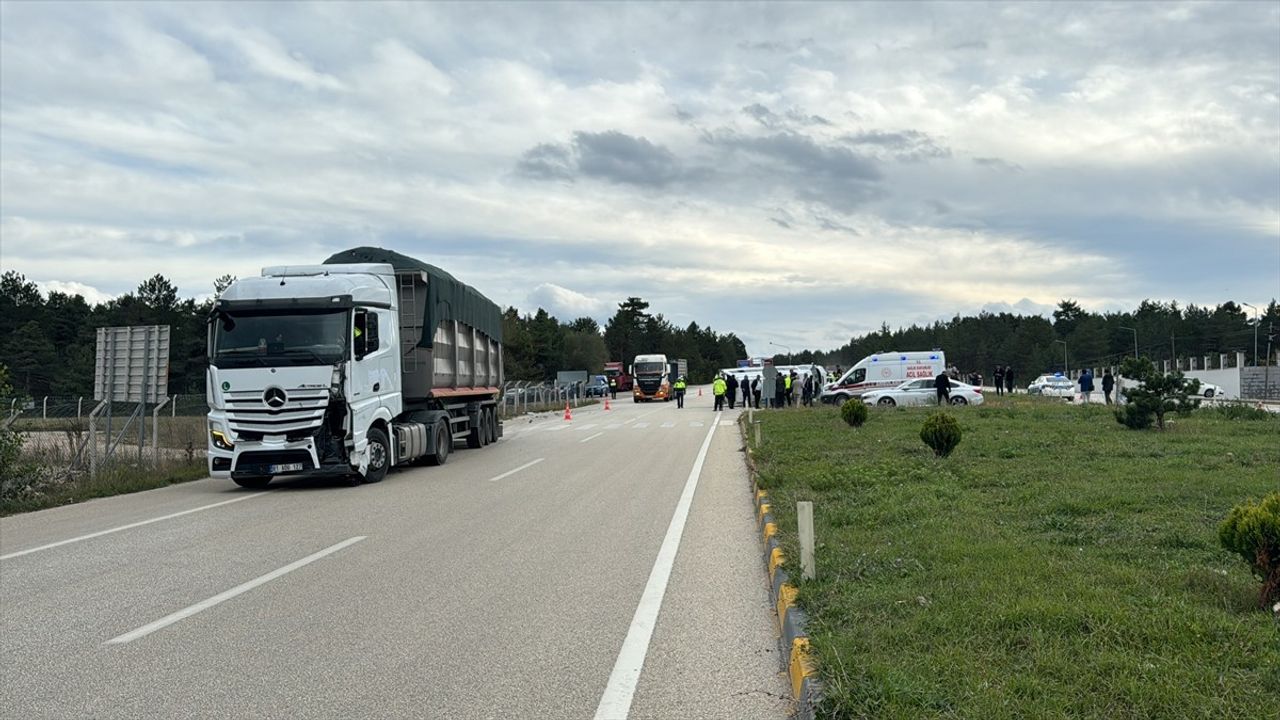 Kastamonu'da Okul Servisi ile Tır Çarpıştı: 13 Yaralı