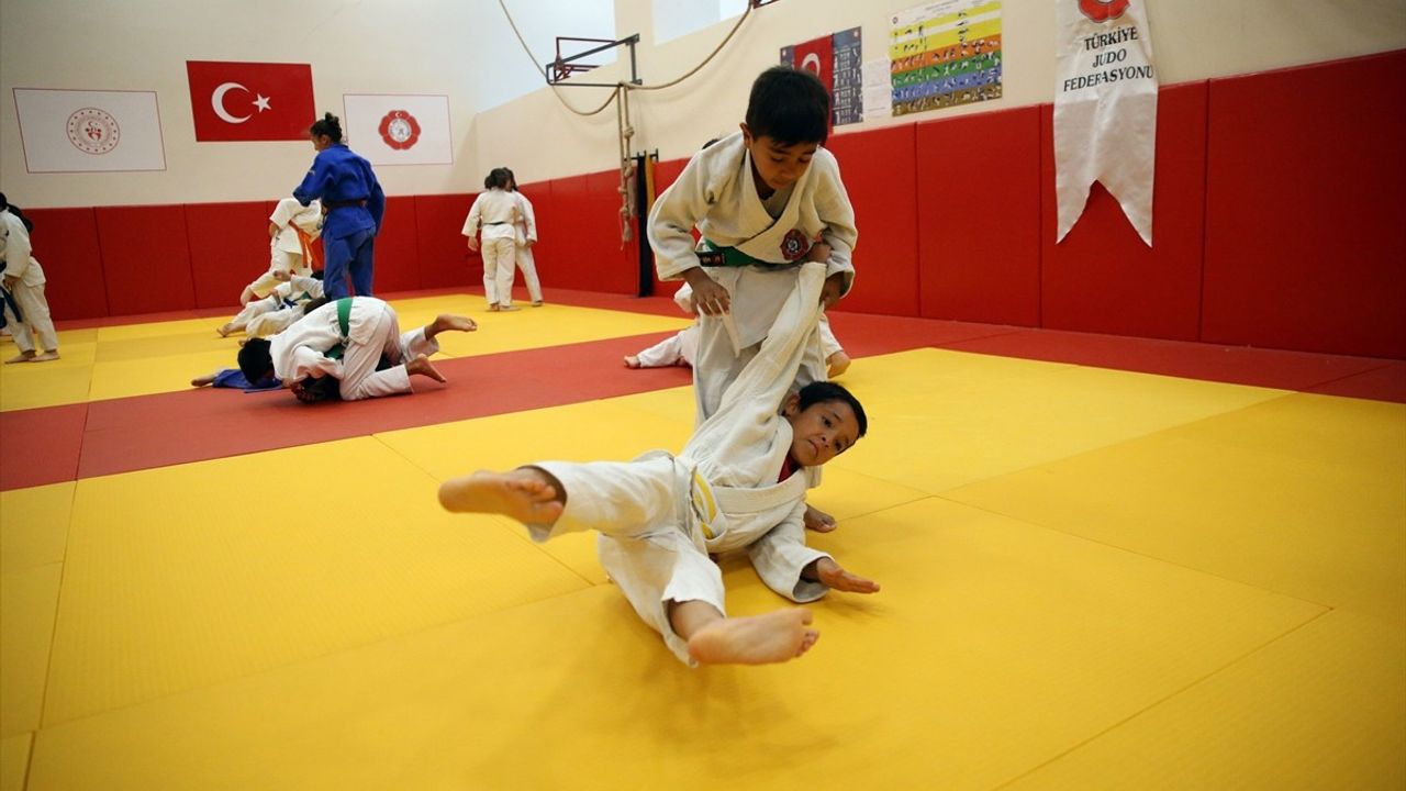 Kastamonu Üniversitesi'nden Judo Başarısı: Gençler Madalya Kazanıyor