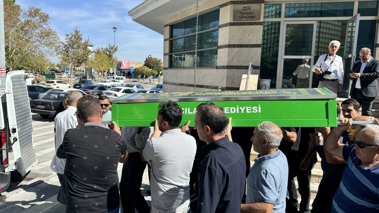 Kayseri'de Trafik Kazasında Hayatını Kaybeden Öğretmenin Cenazesi Defnedildi