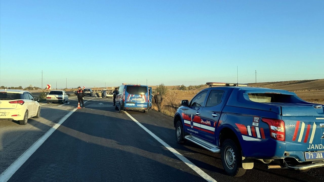 Kırıkkale'de Trafik Kazası: İki Ölü, Üç Yaralı