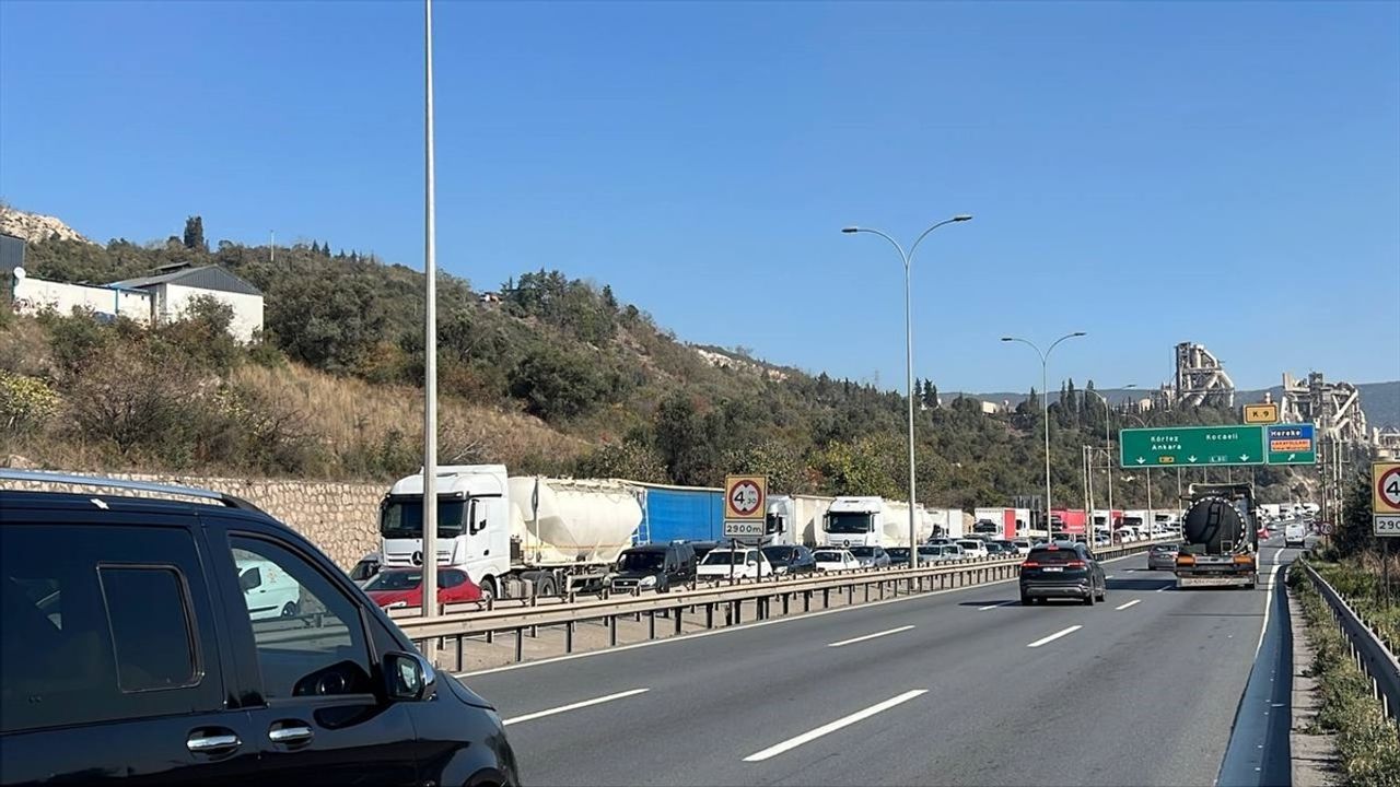 Kocaeli'de Zincirleme Trafik Kazası: 4 Yaralı