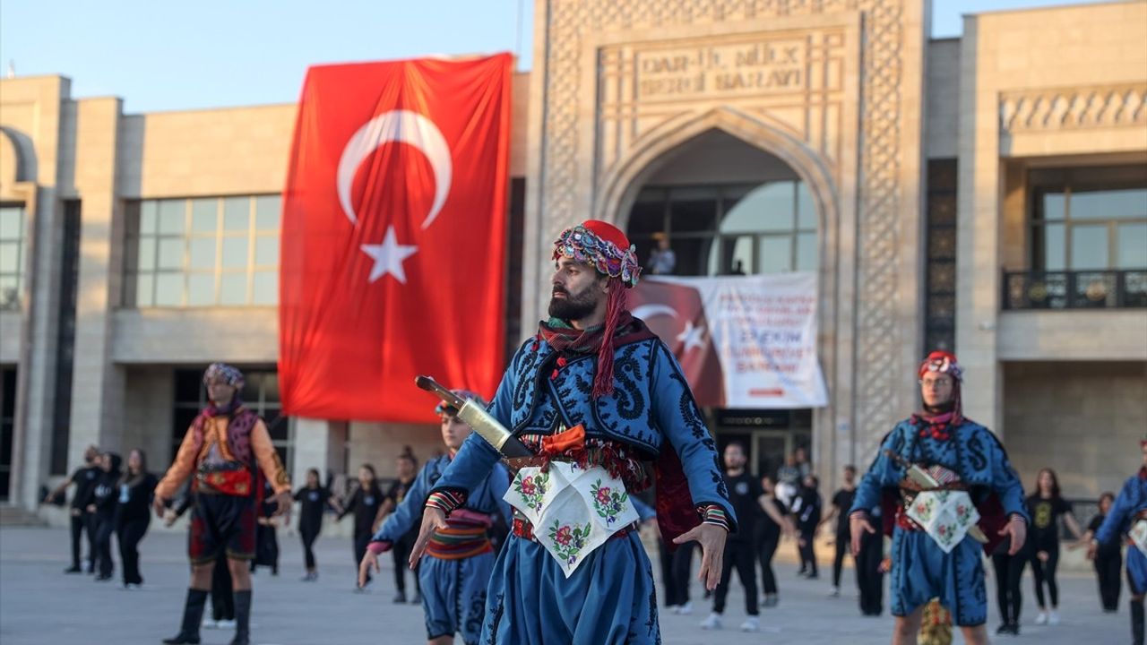 Konya'da Cumhuriyet Coşkusu Zeybek Gösterisiyle Yaşandı