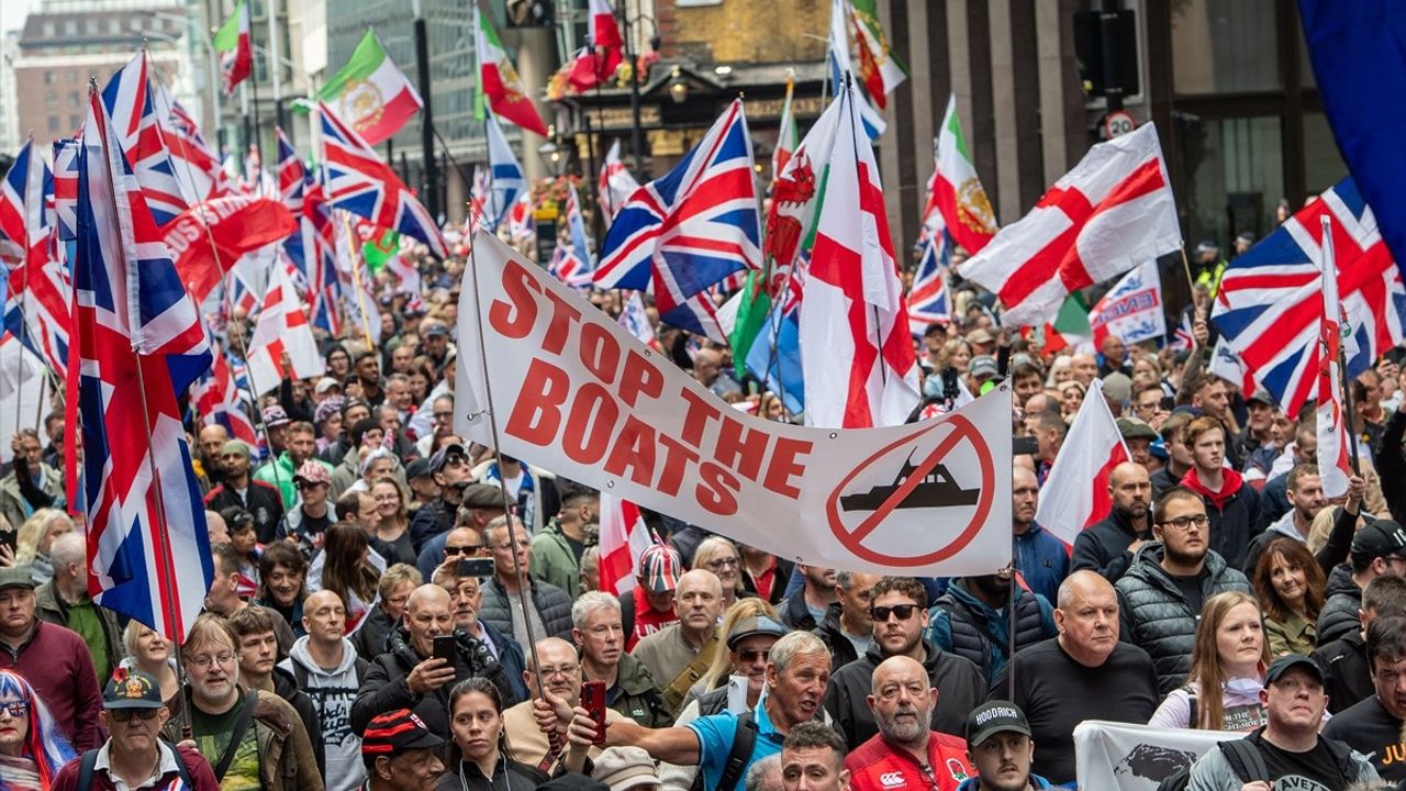 Londra'da Aşırı Sağcılarla Irkçılık Karşıtları Eylem Yaptı