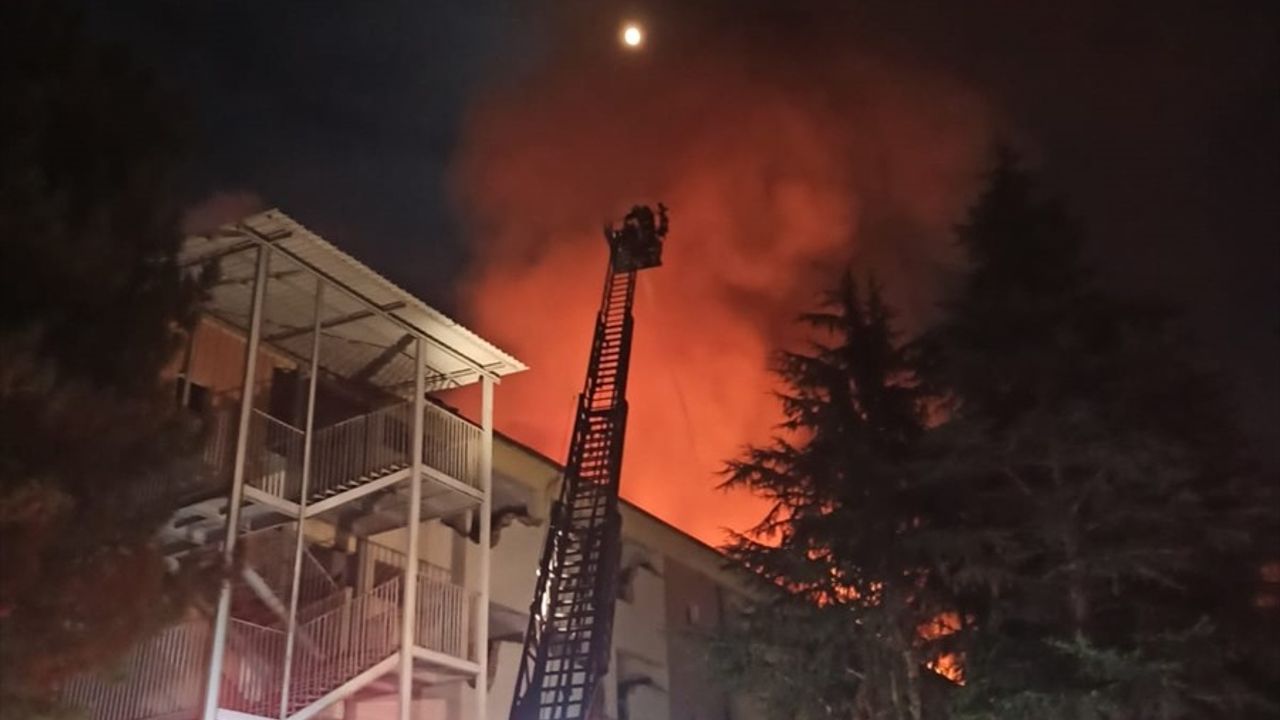 Malatya'da Hasarlı Okulda Çıkan Yangın Kontrol Altına Alındı