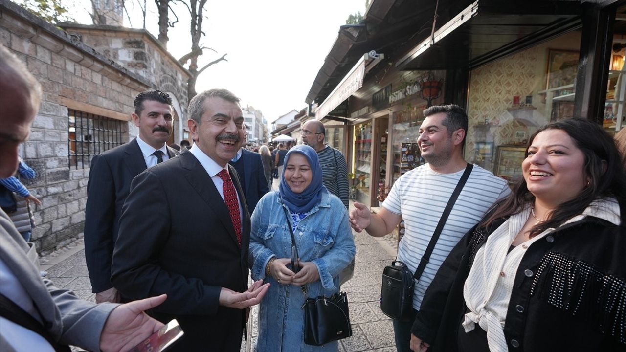 Milli Eğitim Bakanı Tekin, Saraybosna'da Kovaçi Şehitliği'ni Ziyaret Etti