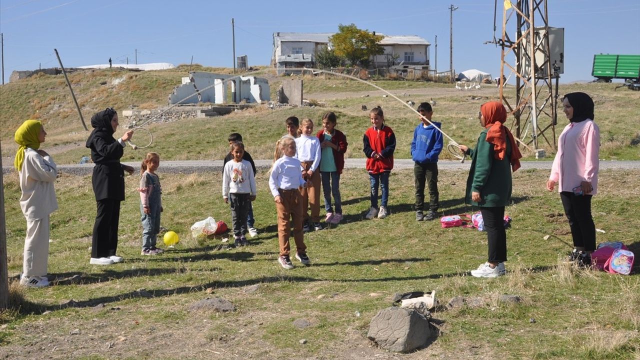 Muş'ta Öğrencilerden Anlamlı Yardım: Köy Okulu Boyandı