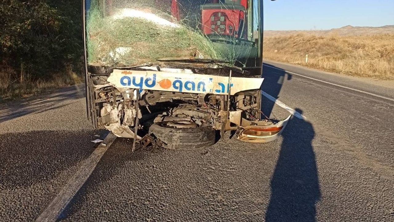 Niğde'de Yolcu Otobüsü ile Otomobil Çarpıştı, 1 Ölü 3 Yaralı