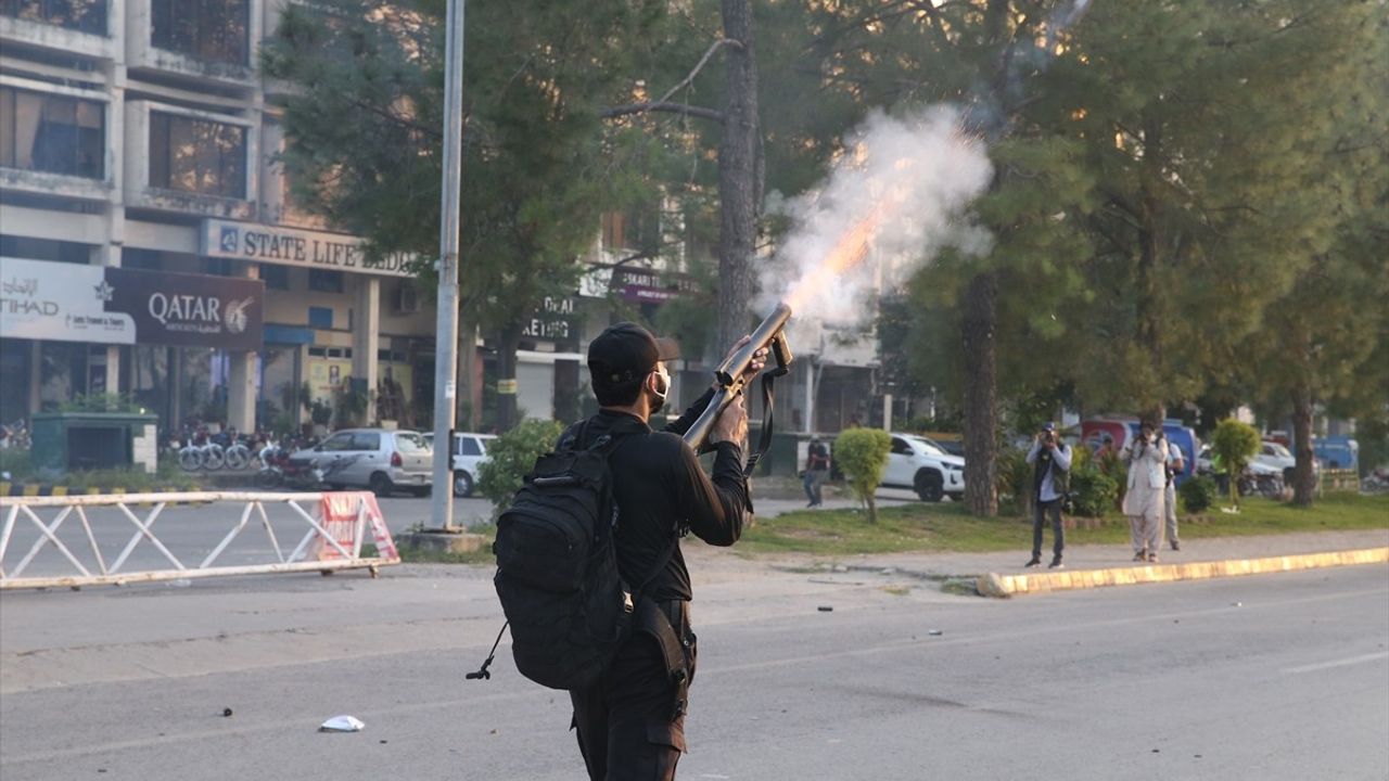 Pakistan'da Eski Başbakan Han İçin Gösteriler Sürüyor