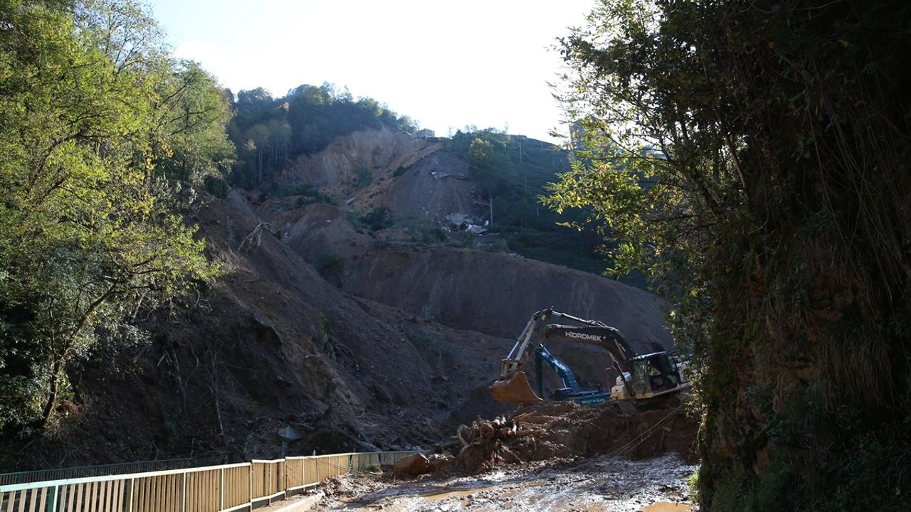 Rize'de Heyelan Sonrası İncelemeler Yapıldı