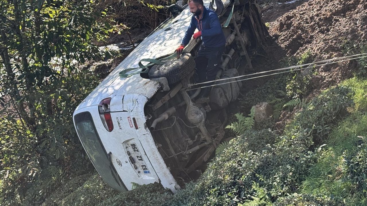 Rize'de Hortum, Binanın Çatısını Uçurdu