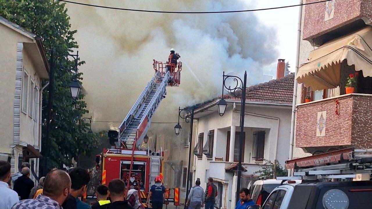 Sakarya'da Yangın Felaketi: Üç Ev Zarar Gördü