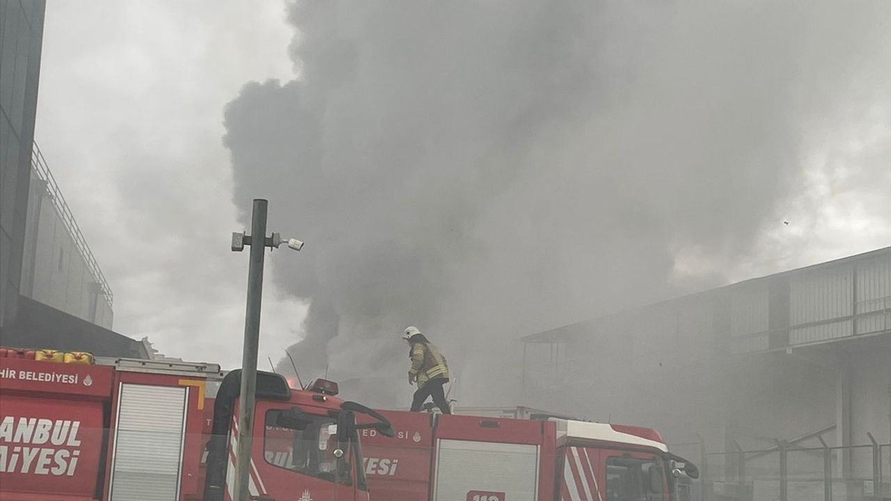 Sancaktepe'de Depo Yangını: İtfaiye Ekipleri Müdahalede