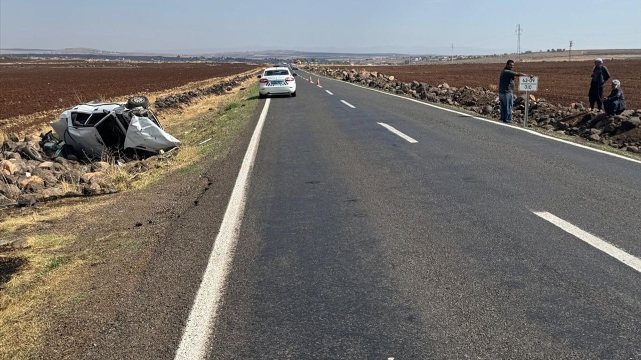 Şanlıurfa'da Yol Kenarına Devriilen Otomobilde 5 Kişi Yaralandı