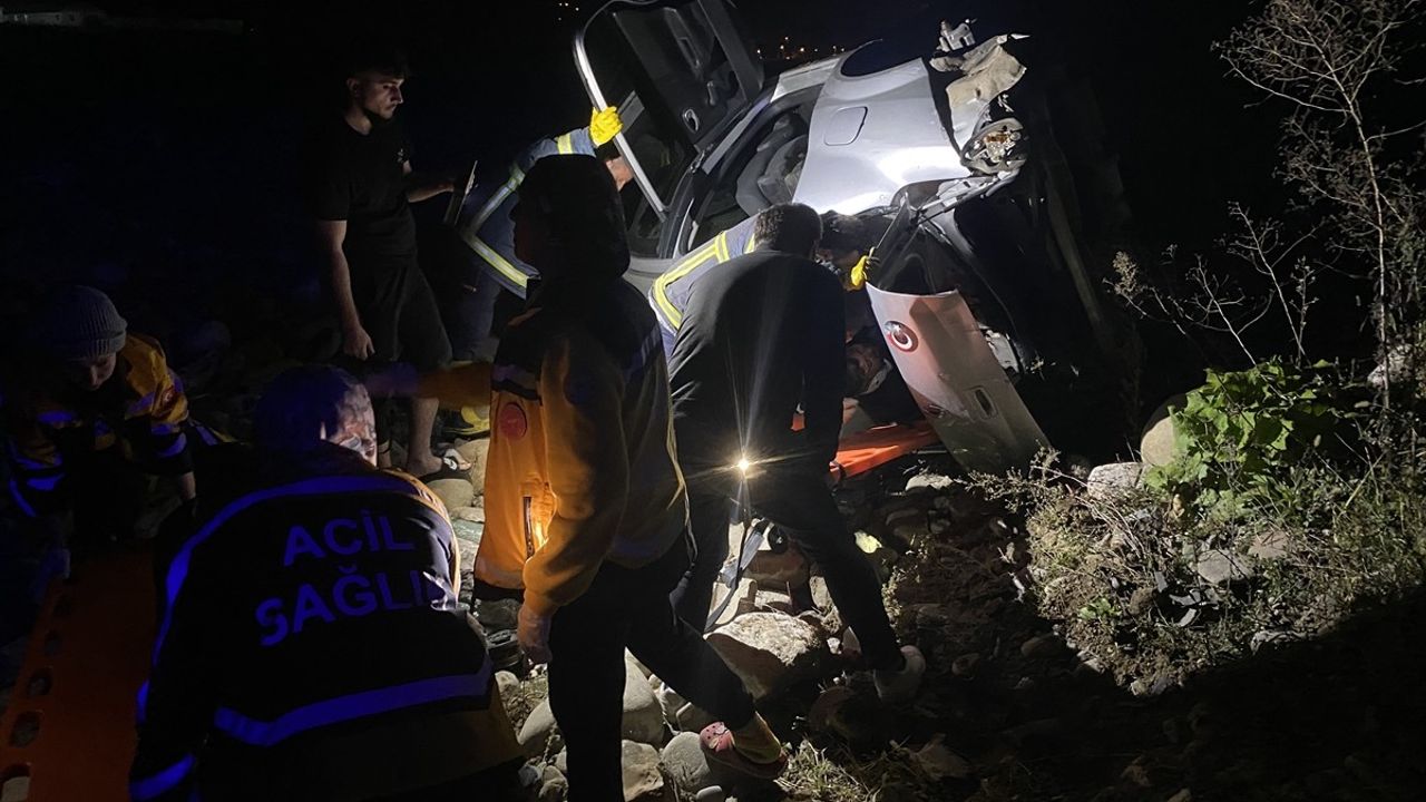 Sinop'ta Çay Yatağına Düşen Otomobilde İki Yaralı