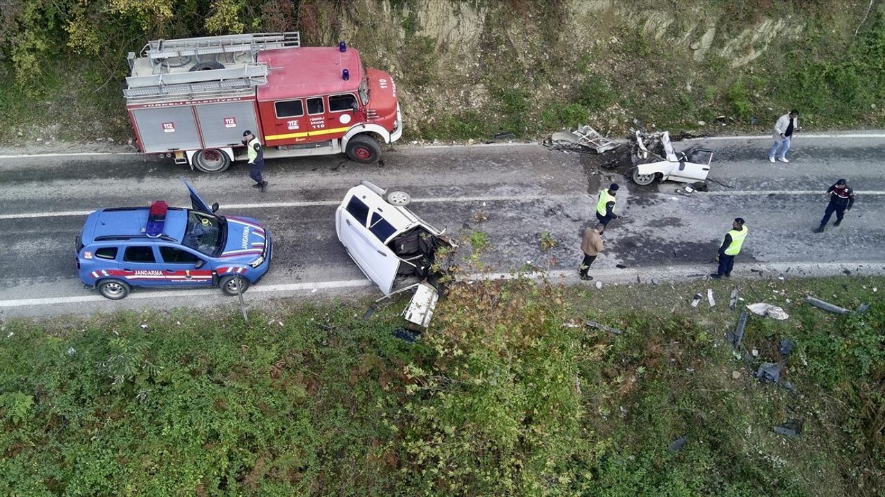 Sinop'ta Feci Kaza: İki Otomobil Çarpıştı