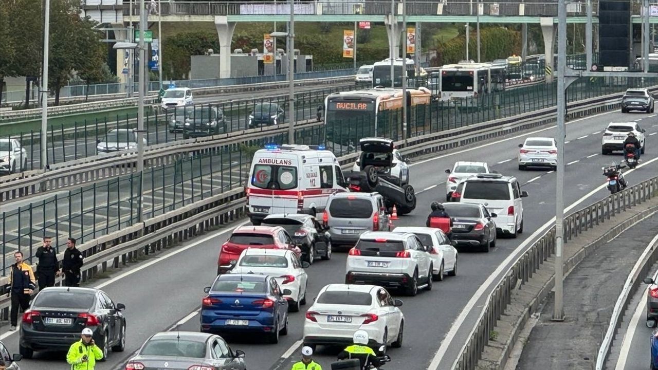 Şişli'de Otomobil Bariyerlere Çarptı: Sürücü Yaralandı