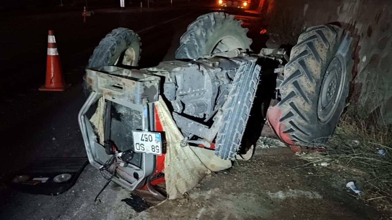 Sivas'ta Trajik Kaza: Taksi ve Traktör Çarpıştı