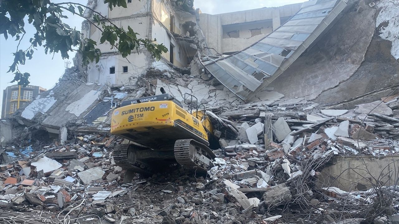 Siverek'te Kontrolsüz Çökmeyle Yıkım İşlemi Tehlikeye Girdi