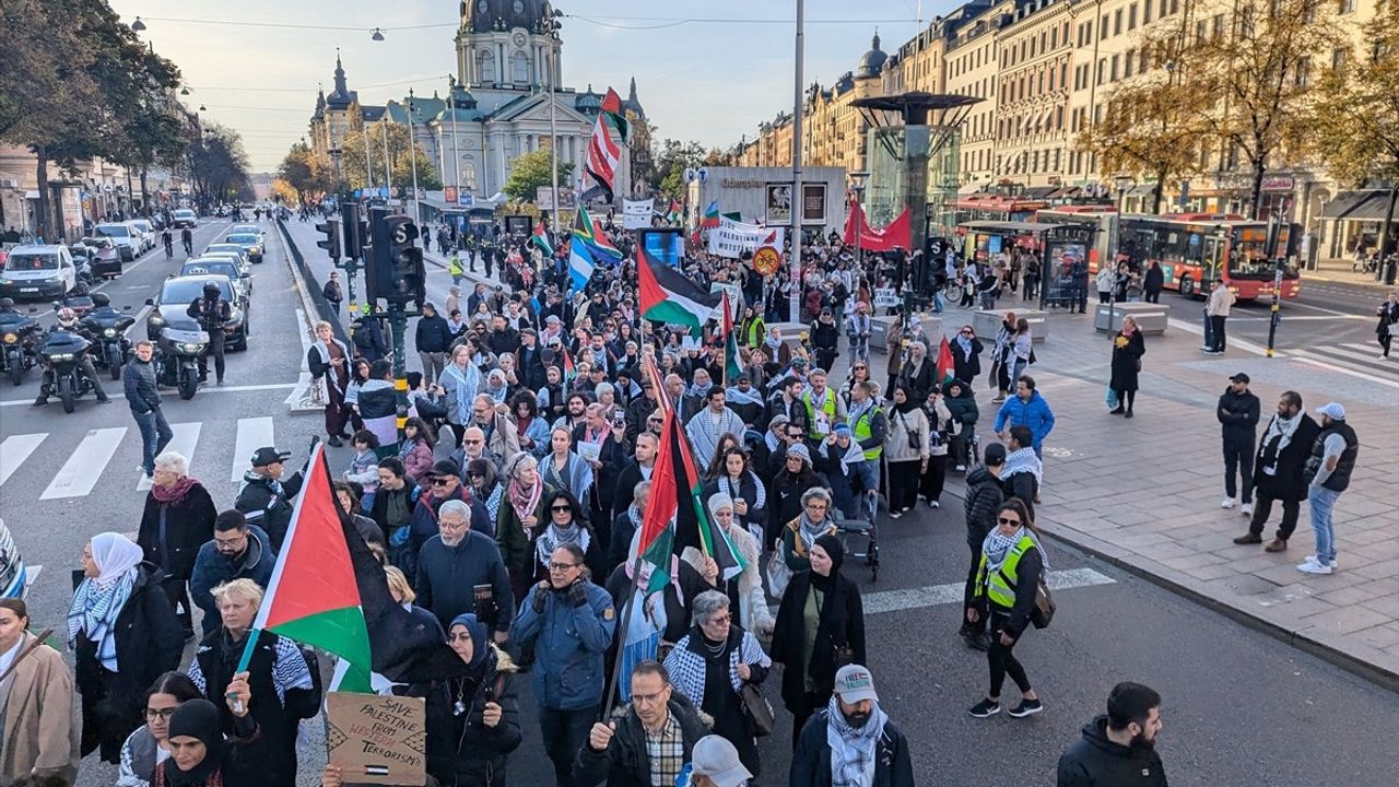 Stockholm'de İsrail'in Saldırılarına Karşı Protesto