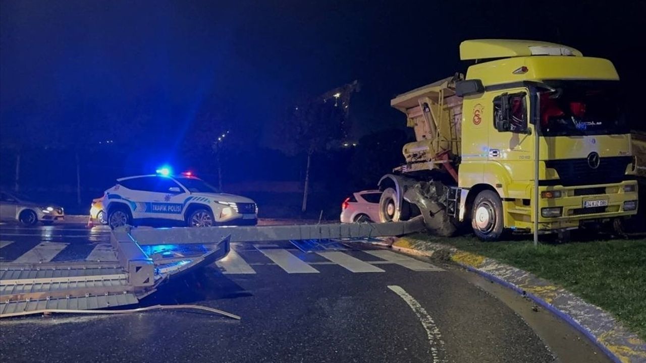 Sultangazi'de Hafriyat Kamyonu Kazası: Otomobilin Üzerine Yol Levhası Devrildi