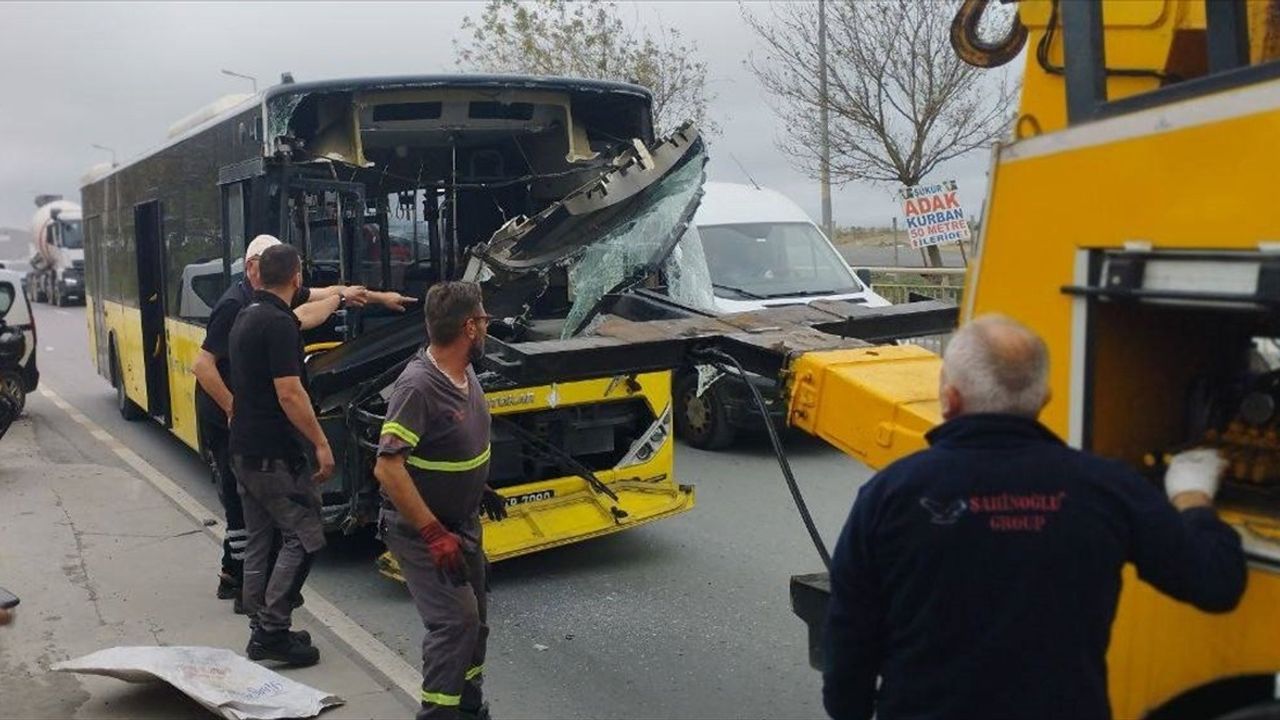 Sultangazi'de İETT Otobüsleri Çarpıştı: İki Yolcu Yaralı