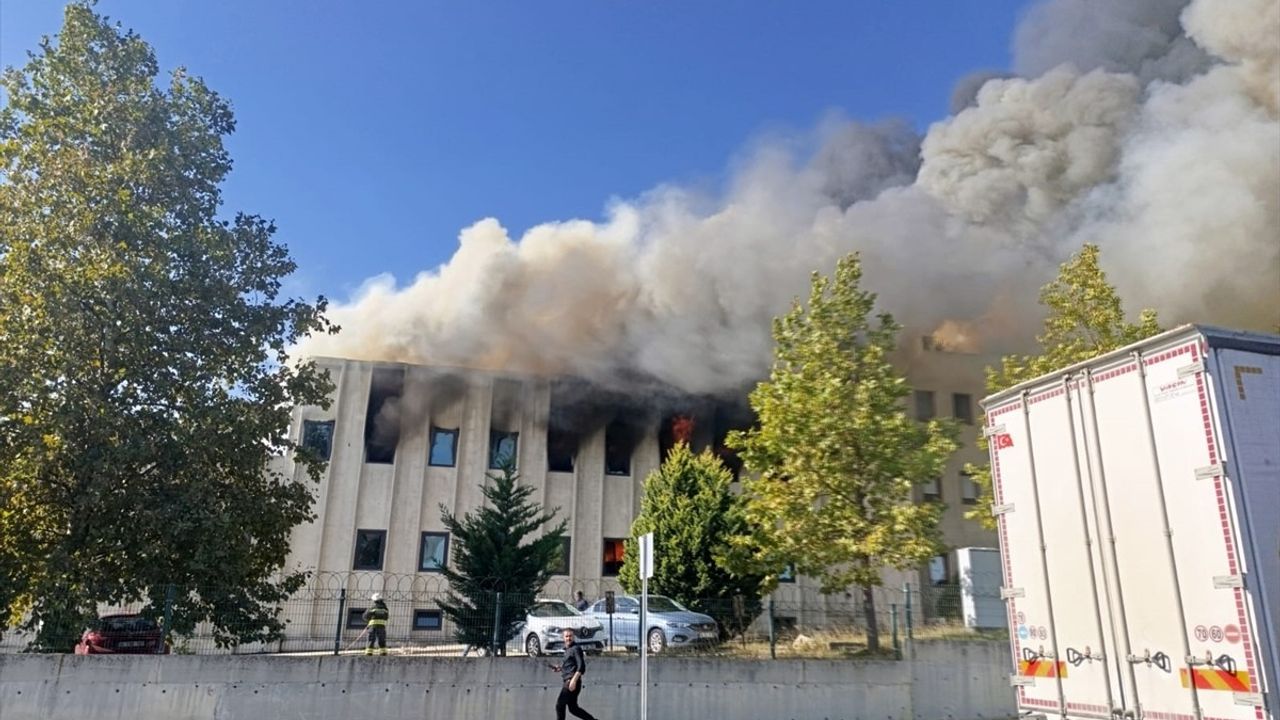 Tekirdağ'da Deri Fabrikasındaki Yangın Olayına Müdahale Başlatıldı