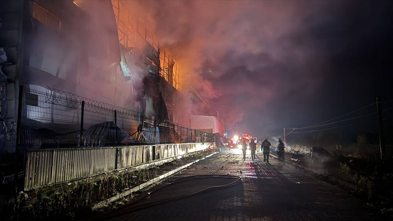 Tekirdağ'daki Kozmetik Fabrikasında Yangın Kontrol Altına Alındı