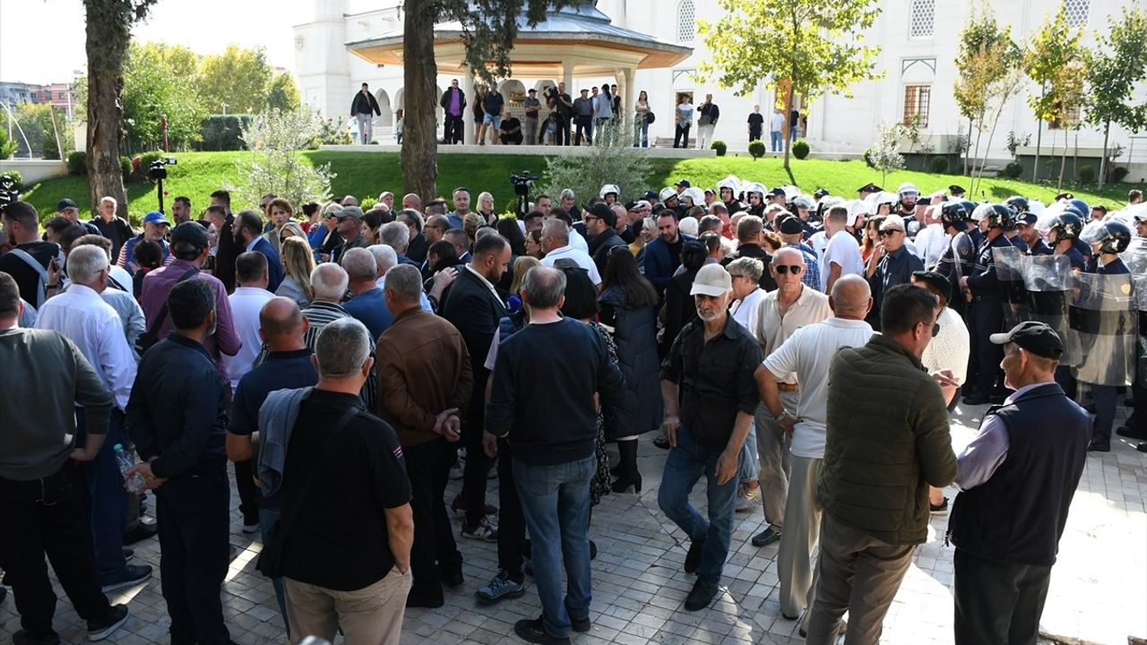 Tiran'da Yolsuzluk İddiaları Üzerine Protestolar Devam Ediyor