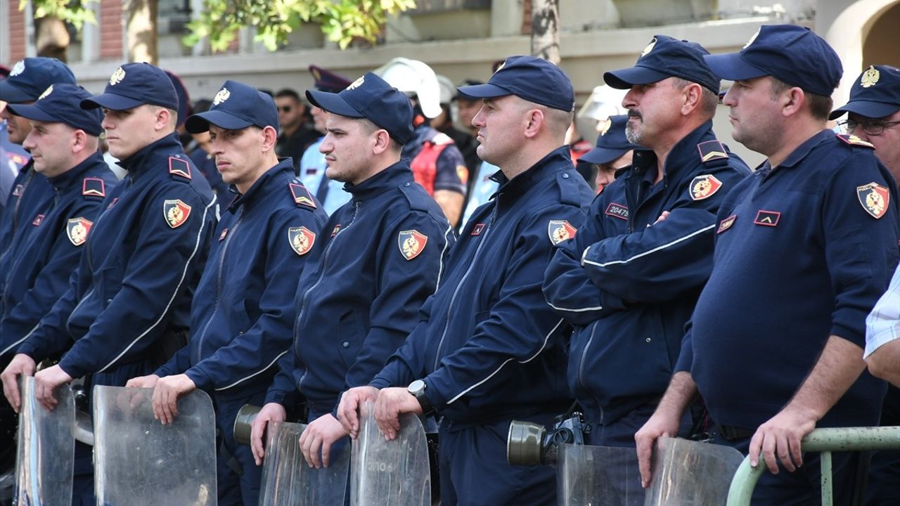 Tiran'da Yolsuzluk İddialarına Protesto: Belediye Başkanı Veliaj'a İstifa Çağrısı