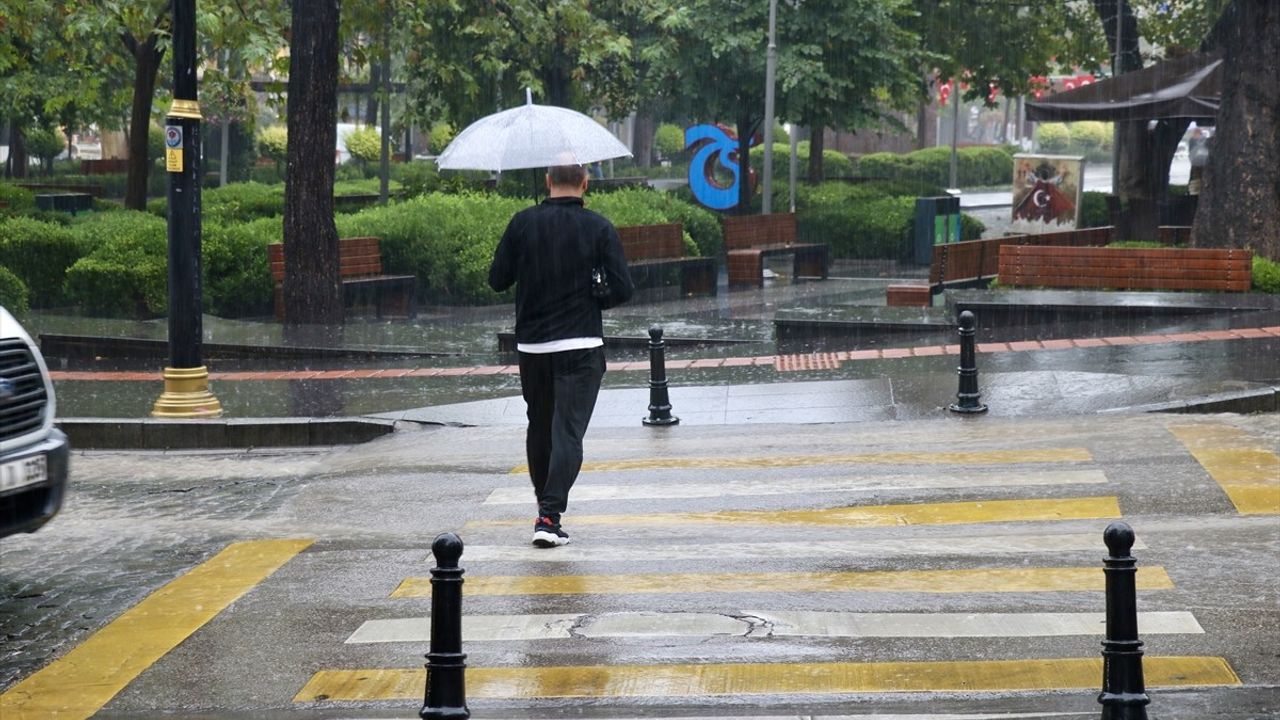 Trabzon'da Şiddetli Sağanak, Hayatı Olumsuz Etkiledi