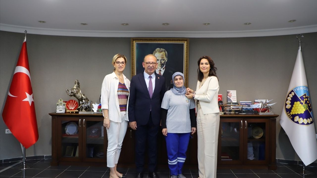 Turgutlu'da Dürüstlük Örneği: Temizlik İşçisi Para Dolu Çantayı Zabıta'ya Teslim Etti