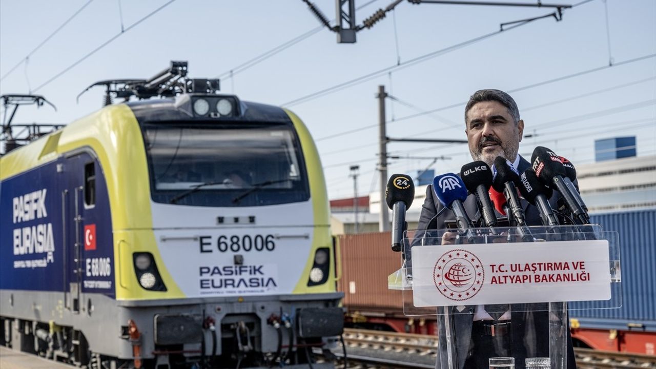 Türkiye'nin İlk Özel Uluslararası Yük Treni Uğurlandı