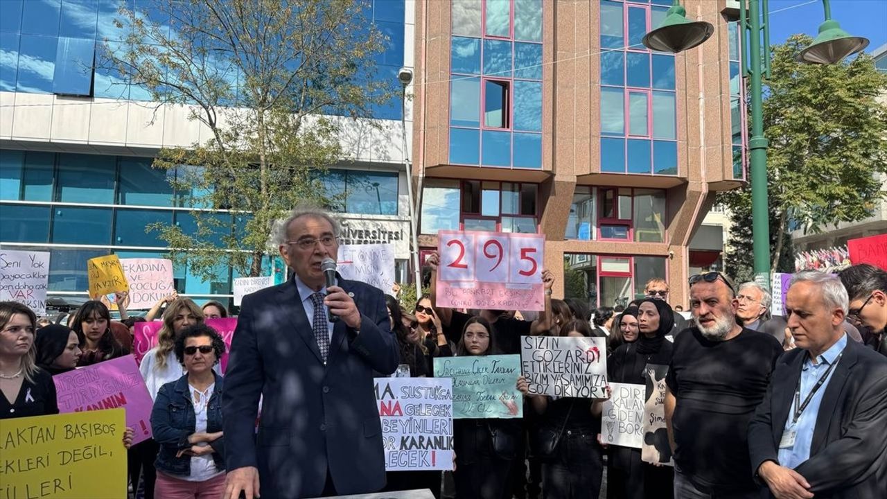 Üsküdar Üniversitesi'nden Kadına ve Çocuğa Yönelik Şiddete Protesto