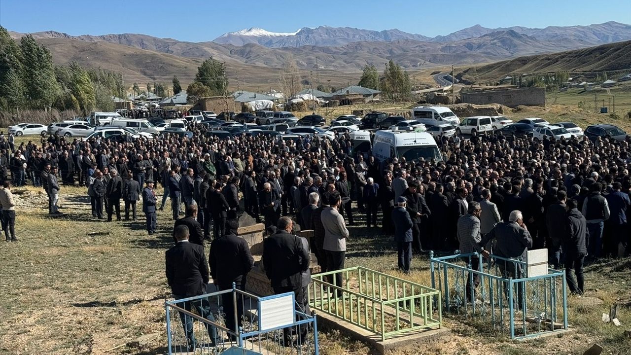 Van'da Kaza Sonrası Baba ve Oğul Toprağa Verildi