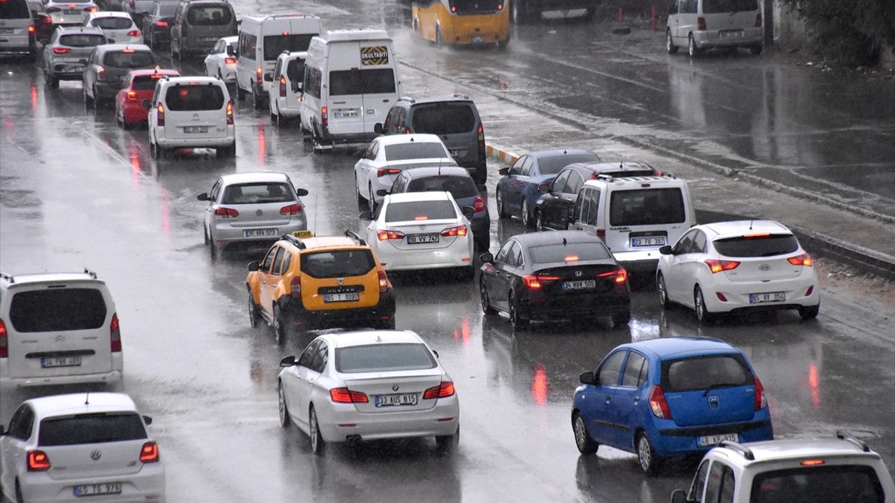 Van'da Şiddetli Yağış Hayatı Olumsuz Etkiliyor