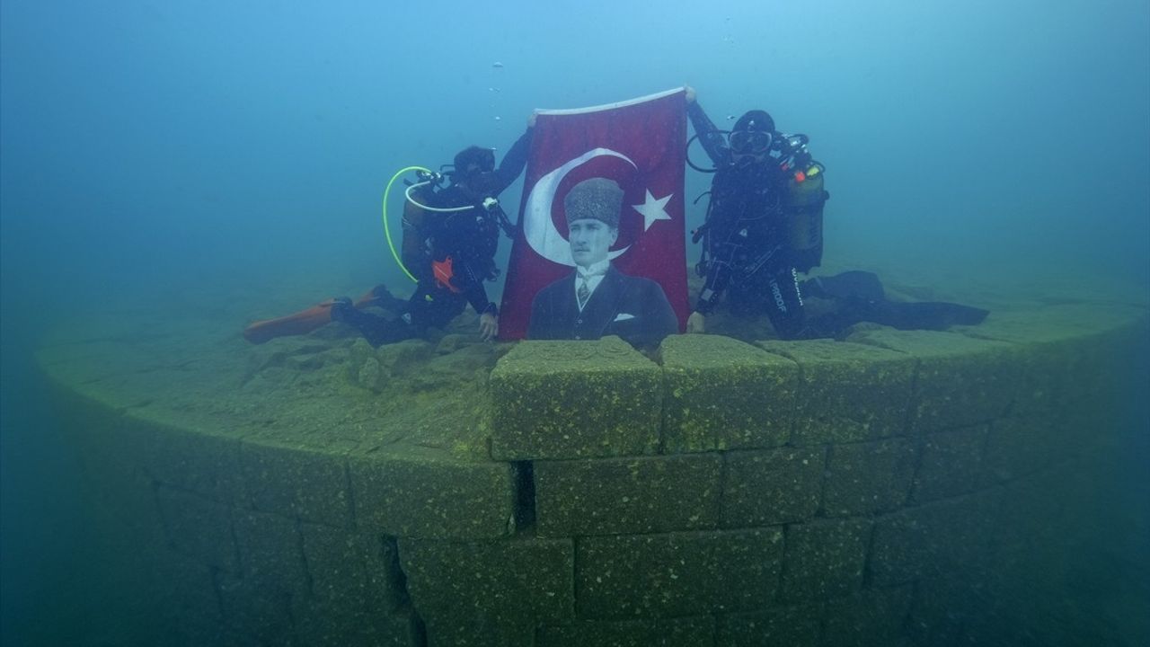 Van Gölü'nde Cumhuriyet Bayramı Dalışı