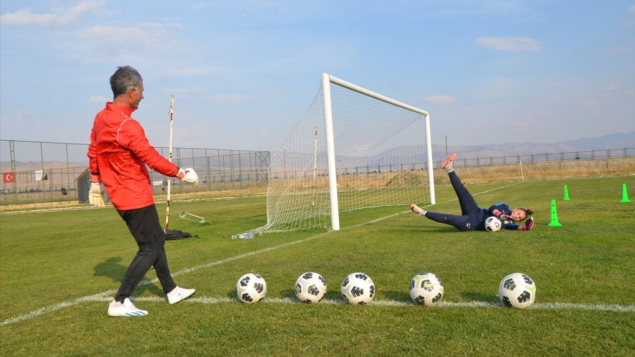 Yüksekova Kadın Futbol Takımı Galibiyet İçin Hazır