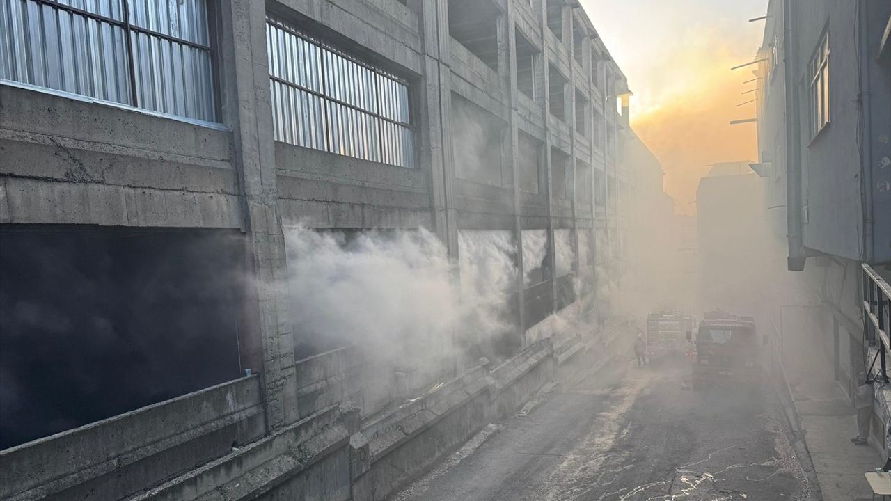 Zeytinburnu'ndaki 12 Katlı Binada Yangın Çıktı