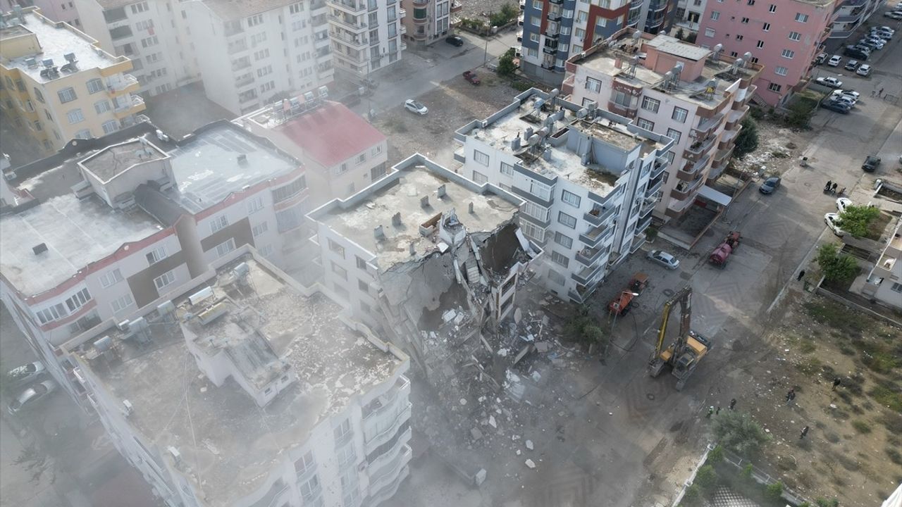 Adana'da Orta Hasarlı Binaların Yıkımı Devam Ediyor
