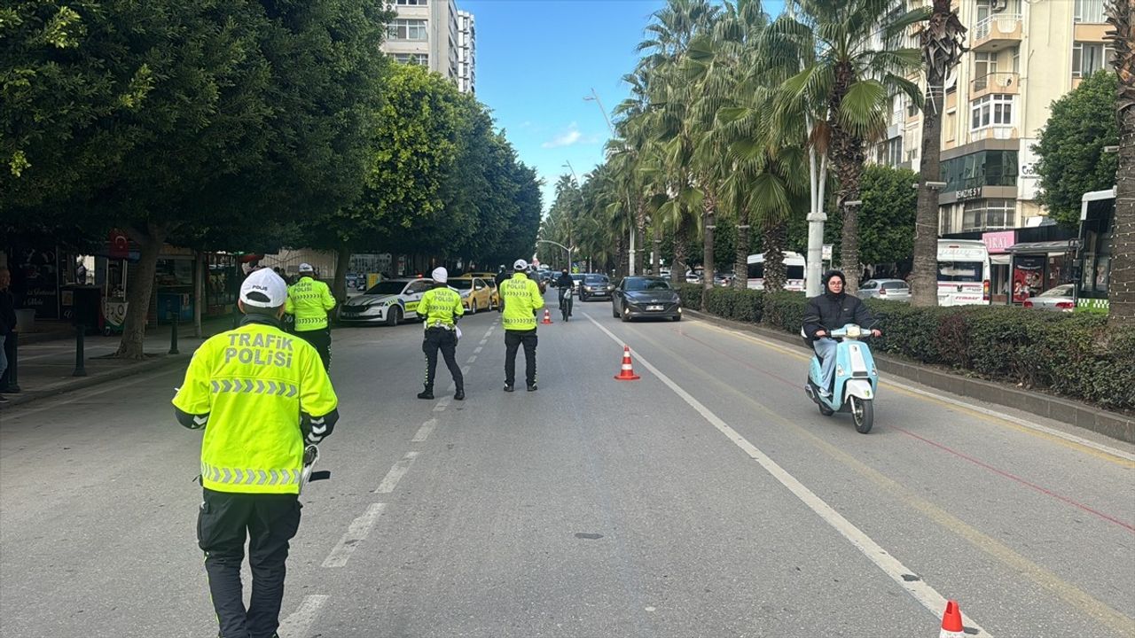 Adana'da Sivil Trafik Denetimi: Toplu Taşıma Araçlarına Yönelik İhlaller Kontrol Edildi