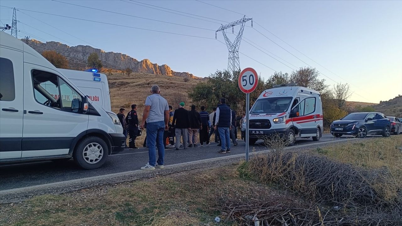 Adıyaman'da Otomobil ve Pikap Çarpıştı: 10 Yaralı